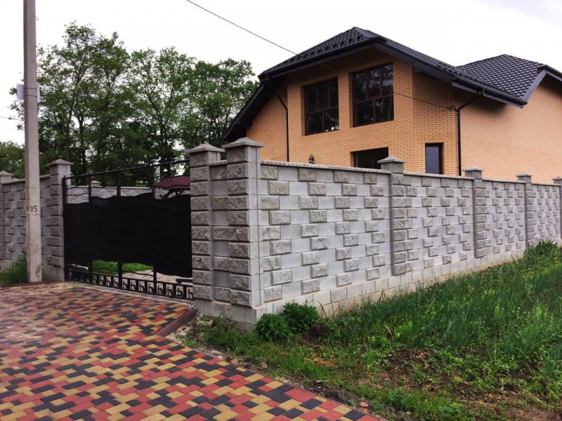 Забор из пескоблока серого комбинированный