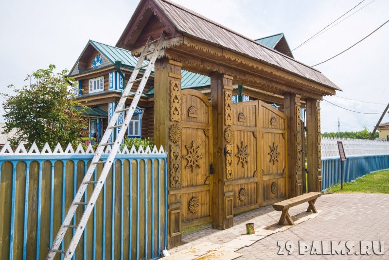 Деревянные ворота с крышей