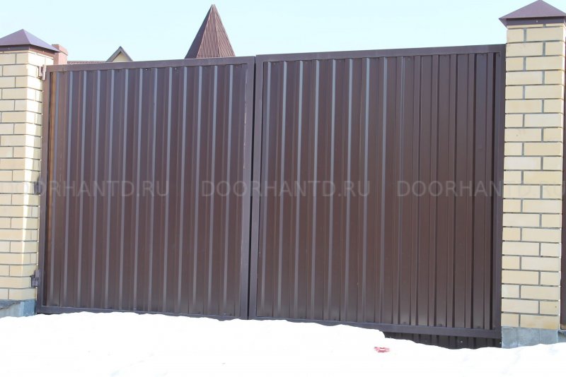 Ворота уличные распашные с калиткой шоколадный DOORHAN