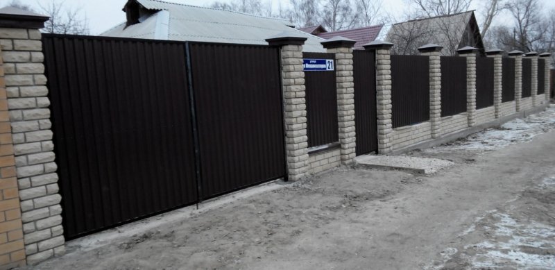 Ворота распашные с кирпичными столбами