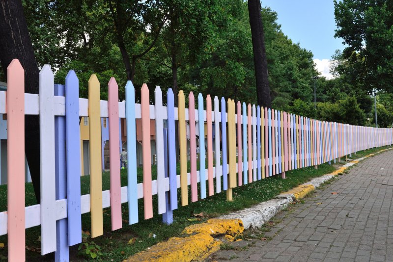 Крашенный деревянный забор