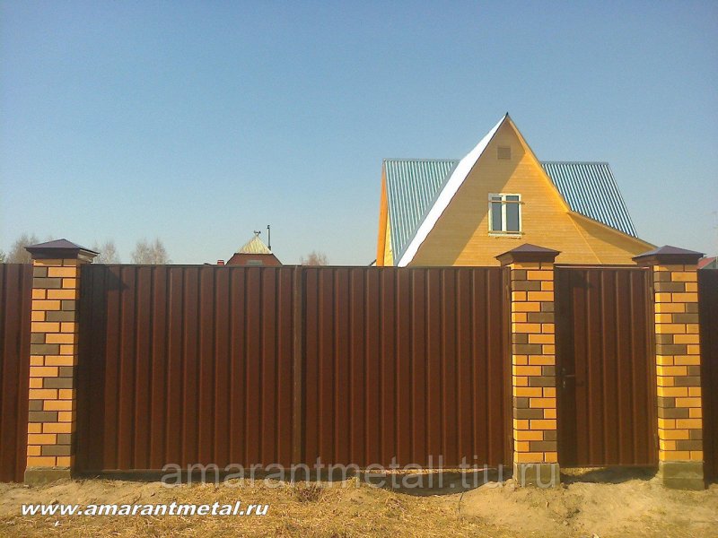 Ворота распашные с кирпичными столбами
