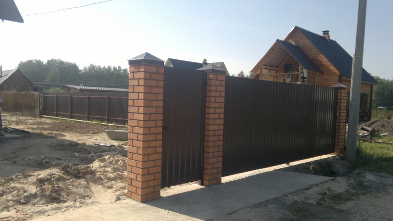 Забор с кирпичными столбами на ленточном