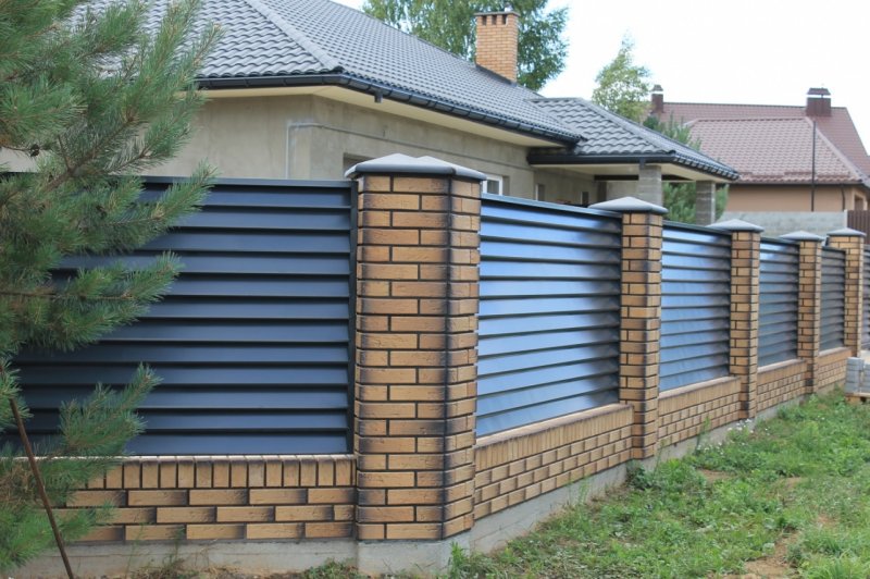 Забор жалюзи с каменными столбами