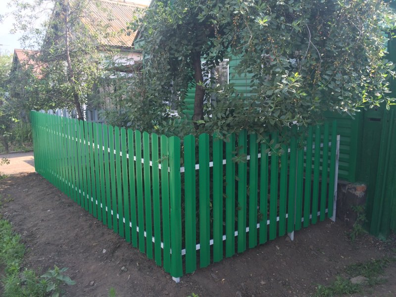 Забор из профлиста с палисадником