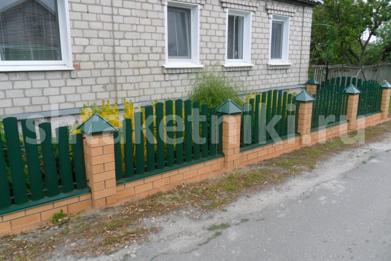 Забор палисадника перед домом