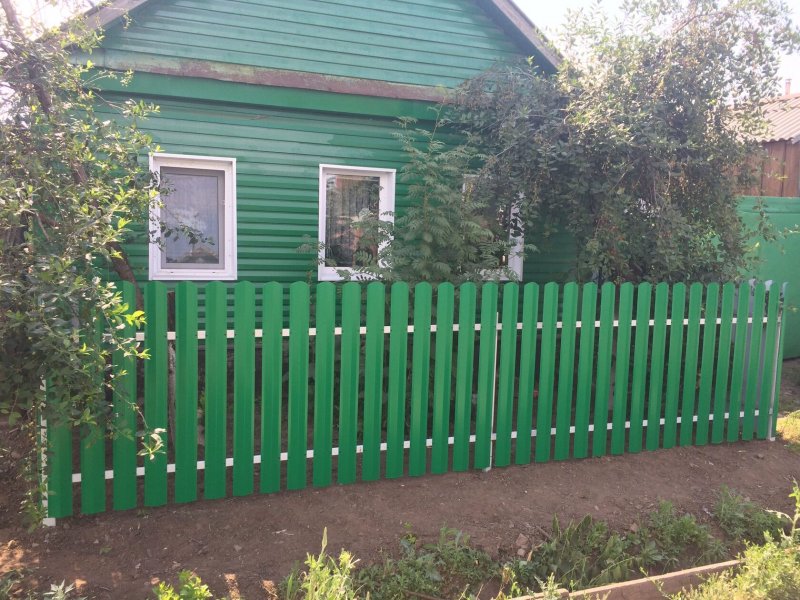 Ограды палисадника из евроштакетника