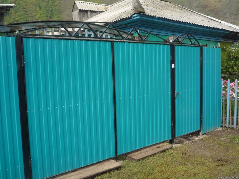 Забор из евроштакетника и профнастила
