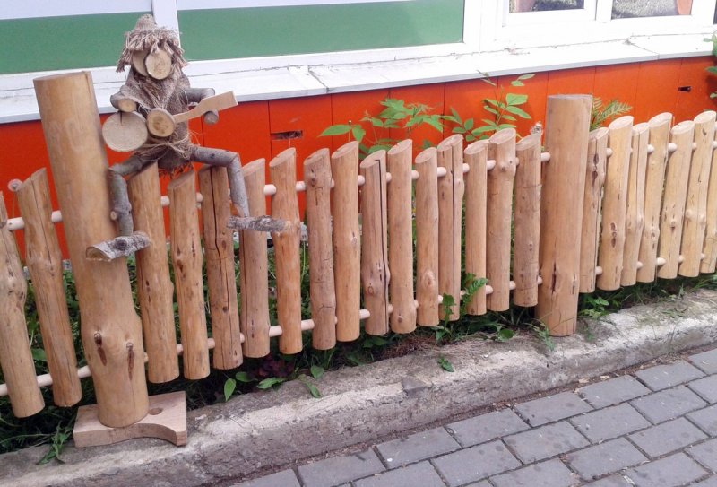 Красивые заборы из бревна