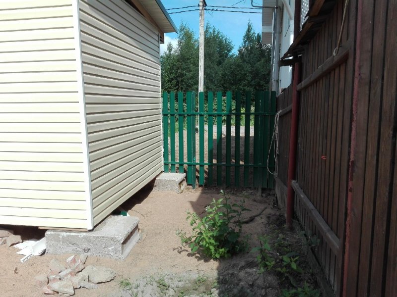 Хозблок из заборной доски