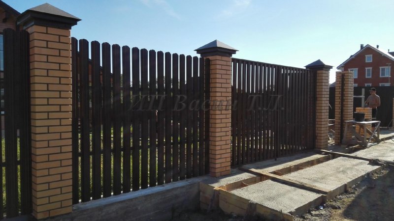 Винтовые столбы из кирпича для забора