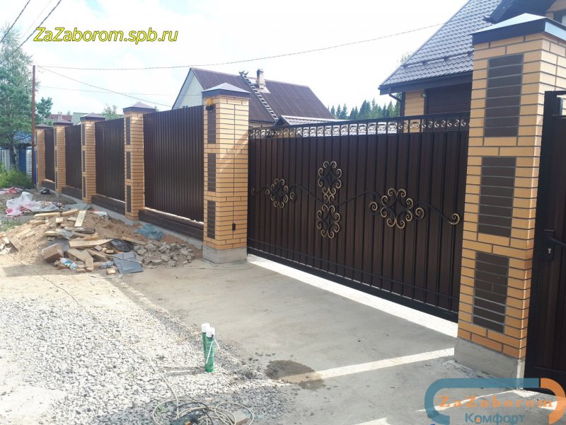 Забор из кирпичных столбов