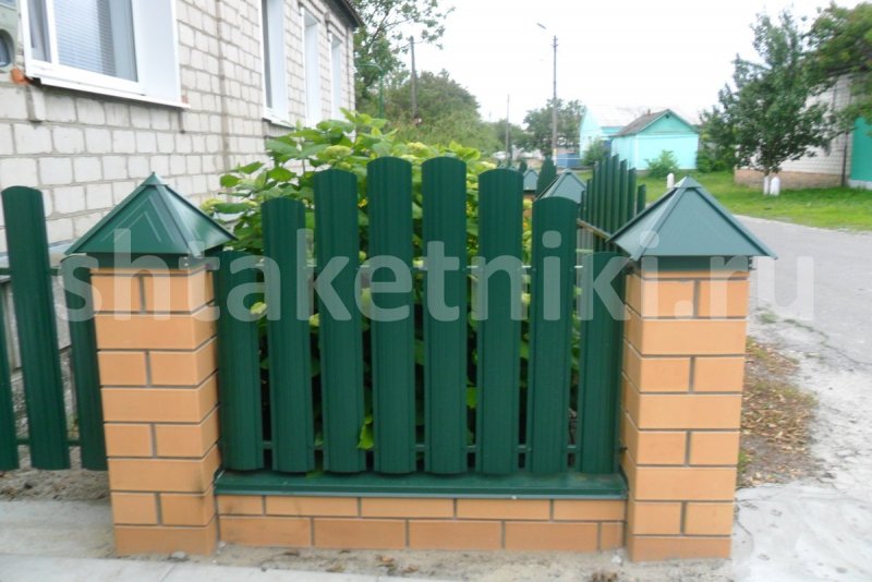 БРИК Хаус красный забор