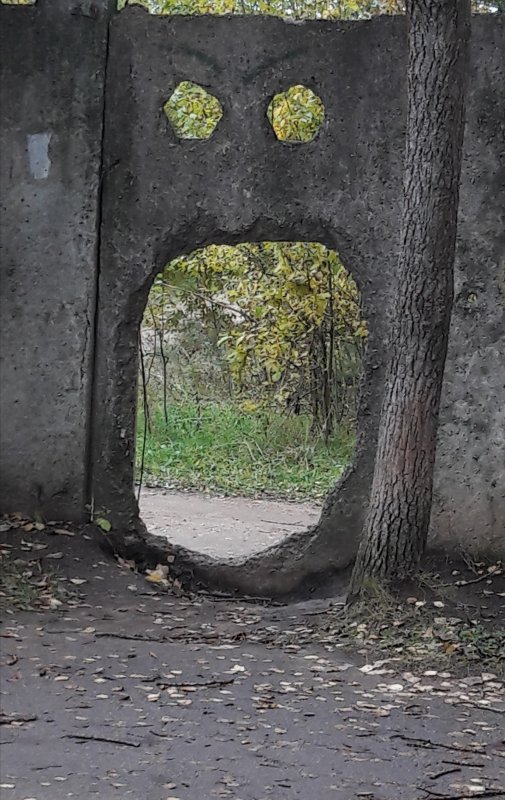 Дыра в бетонном заборе