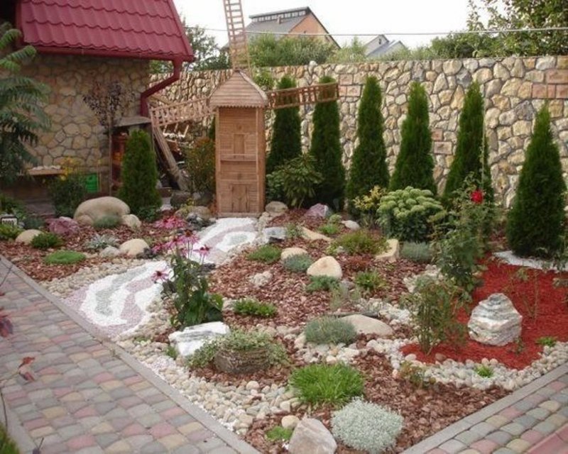 Палисадник с камнями