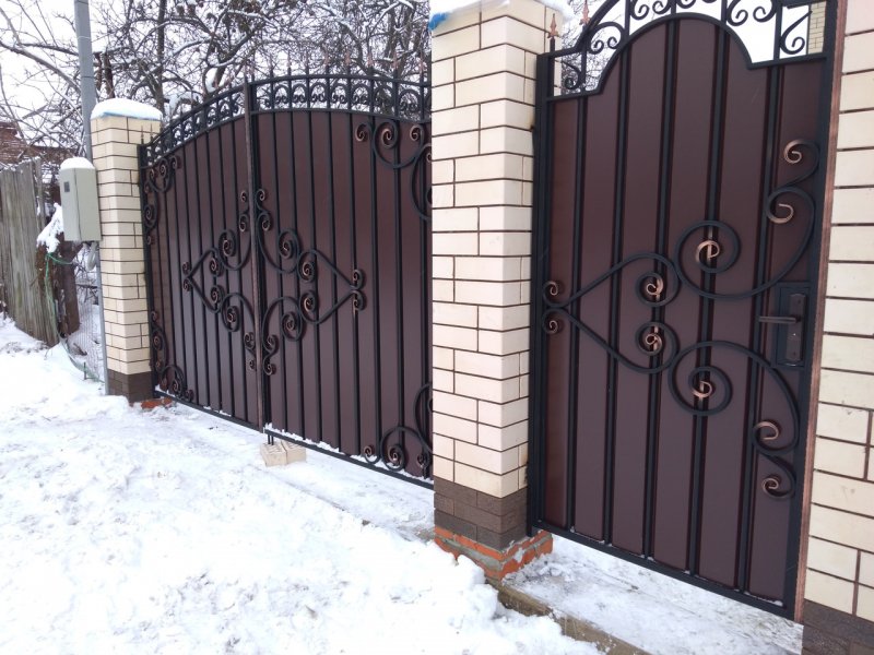 Ворота с кованными элементами