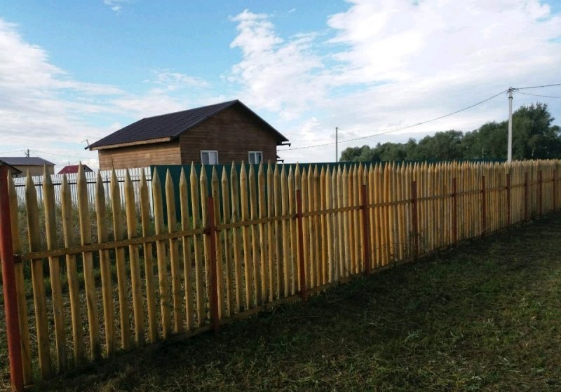 Забор из деревянных кольев