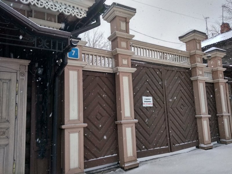 Ворота из дерева с резьбой