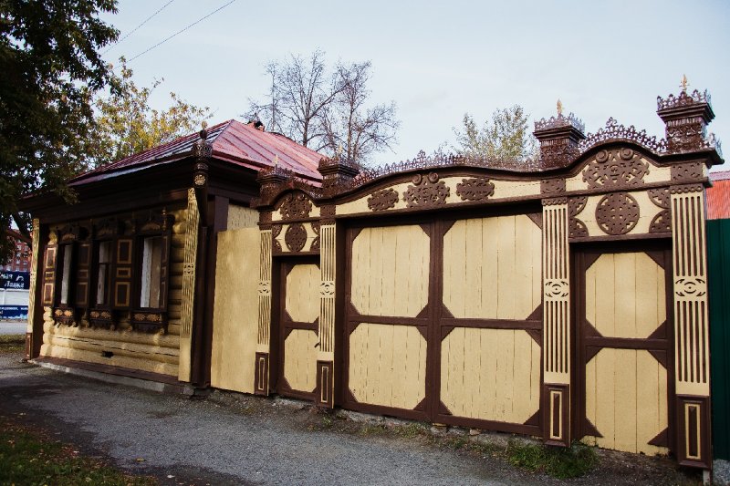 Ворота из дерева с резьбой