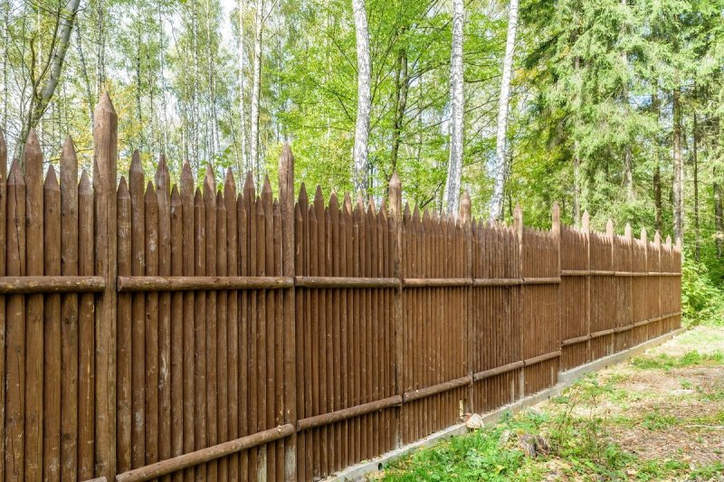 Красивые заборы из бревна
