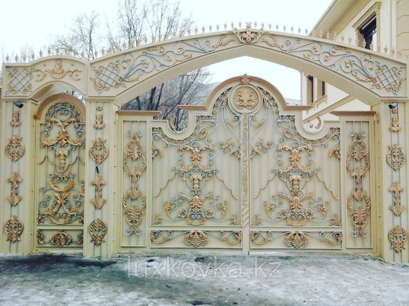 Деревянные ворота с резьбой