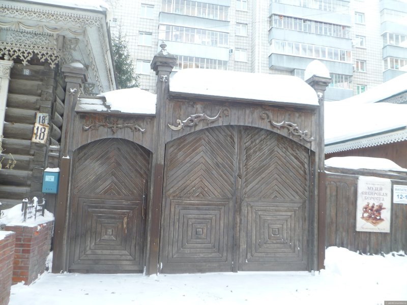 Старинные ворота из дерева