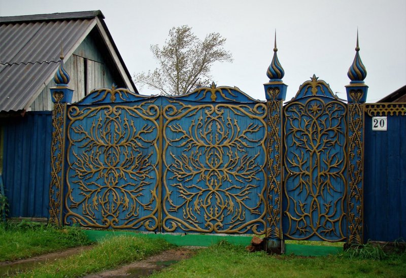 Резные деревянные ворота