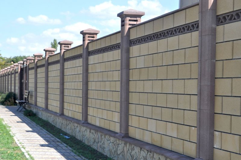 Французский камень забор