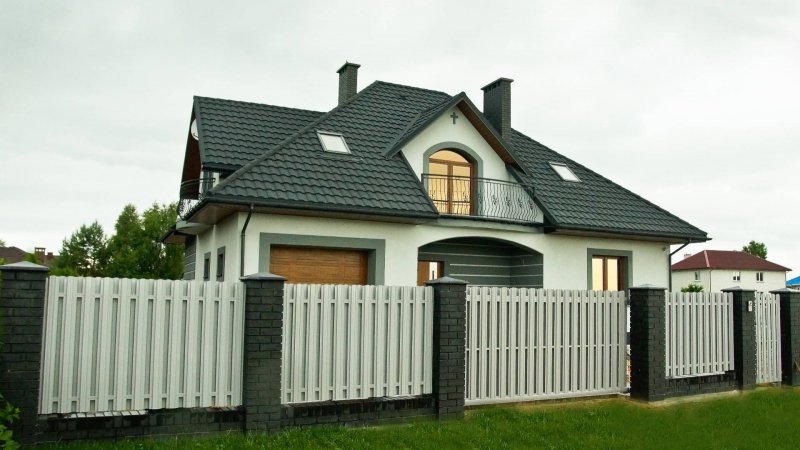 Забор из металлоштакетника слоновая кость