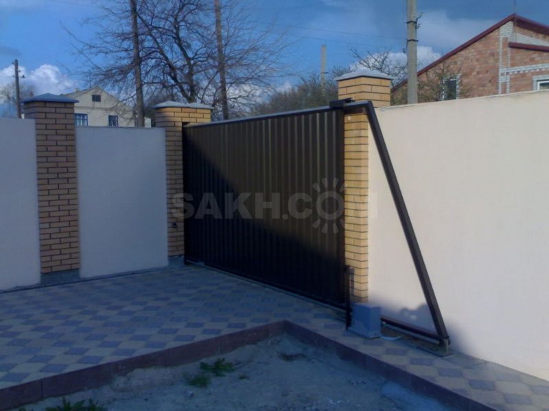 Ворота на углу участка
