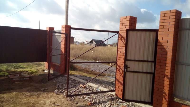 Распашные ворота в углу участка