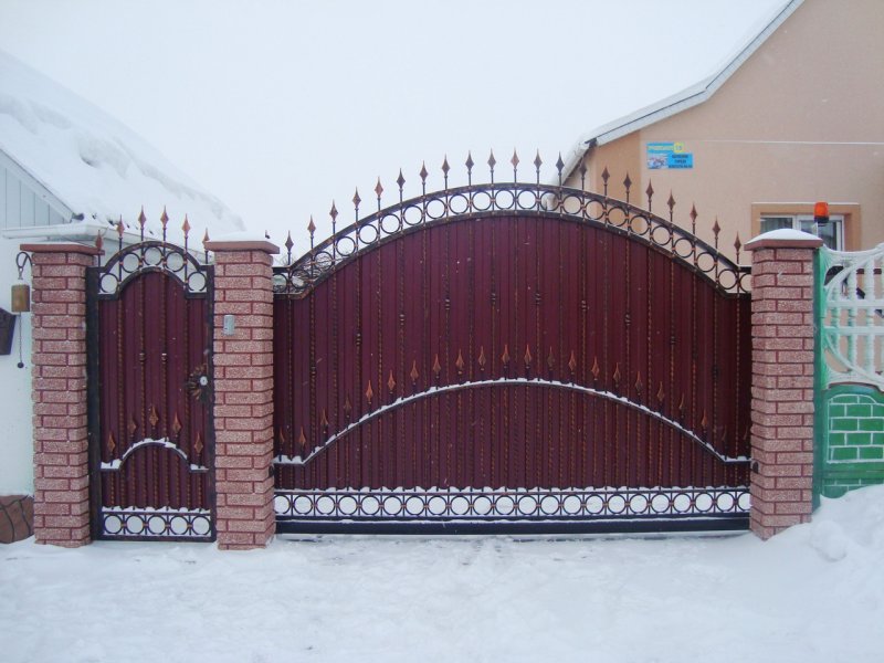 Купить откатные ворота из профнастила с ковкой в Пскове цена
