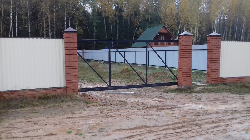 Въездные ворота на склоне