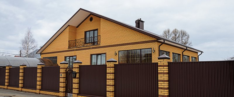 Кирпичный забор желтый с коричневым