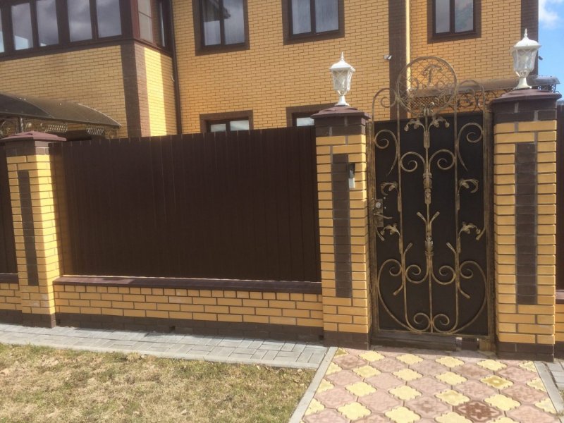 Забор из желтого кирпича