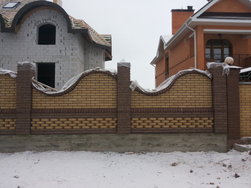 Забор из кирпича красного округленный
