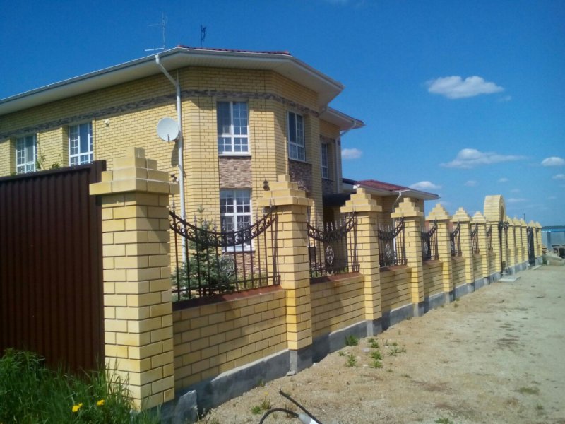 Красивый забор из желтого кирпича
