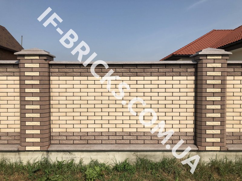 Забор из желтого кирпича и коричневого кирпича