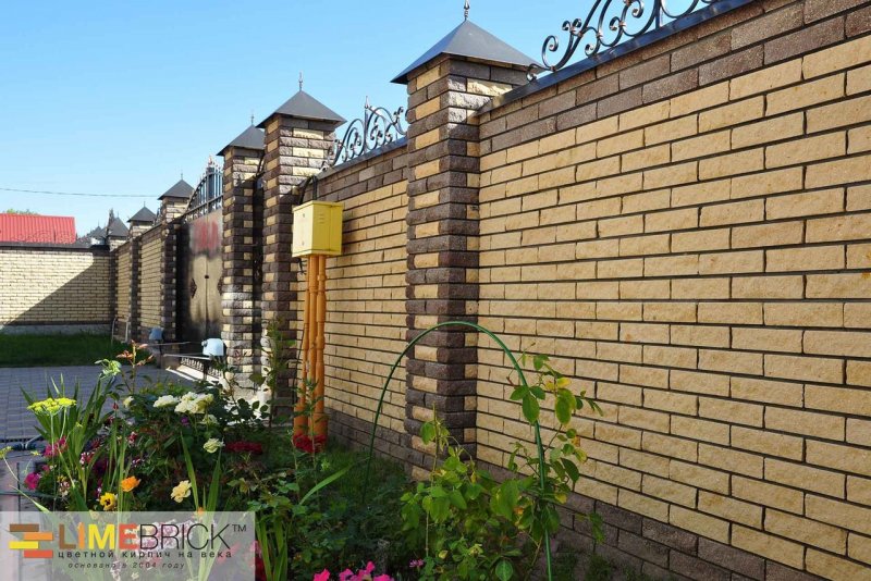 Забор из желтого и коричневого кирпича
