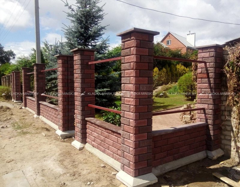 Красивые столбики для забора из кирпича