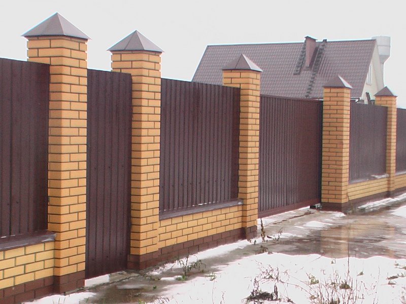 Забор с кирпичными колоннами
