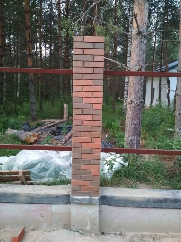 Кирпичные столбы для забора варианты