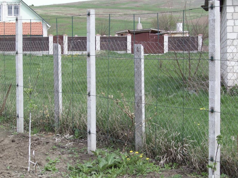 Бетонные столбы для сетки рабицы