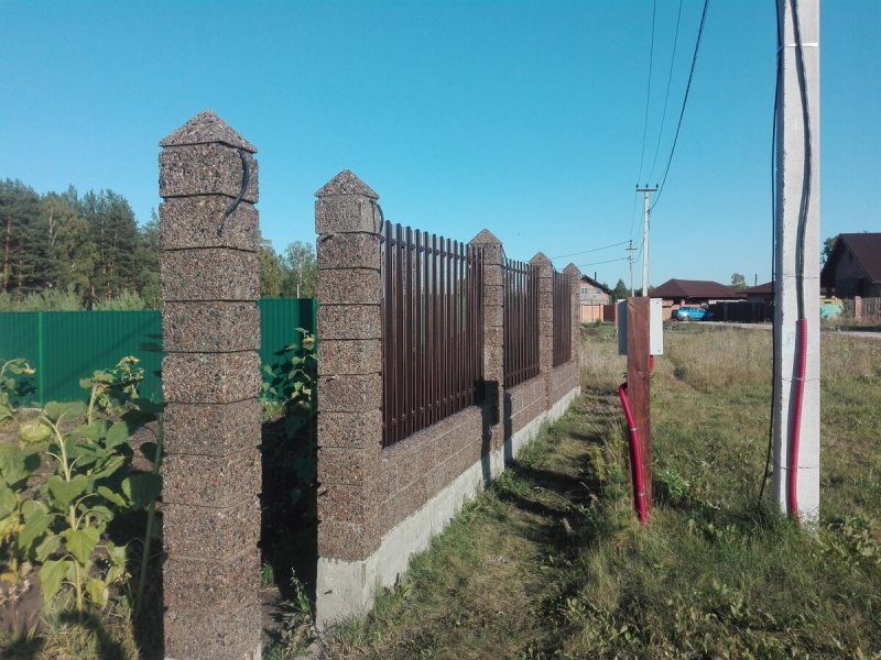 Забор из блоков мытый бетон
