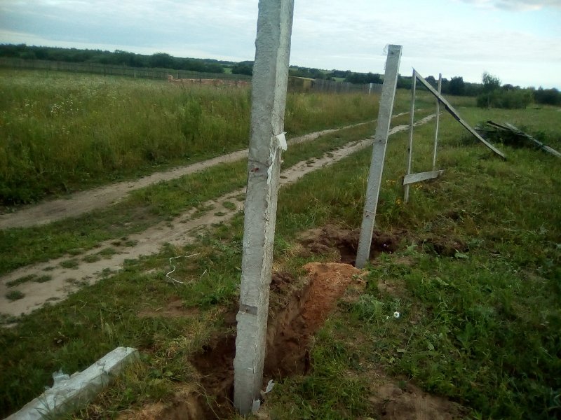 Столбы для забора на болоте