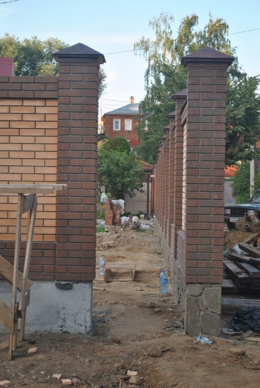 Строим забор из кирпича
