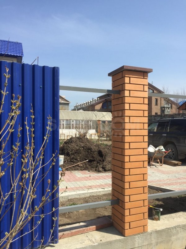 Забор с колоннами из кирпича