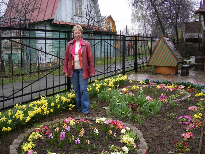 Цветник у калитки на даче
