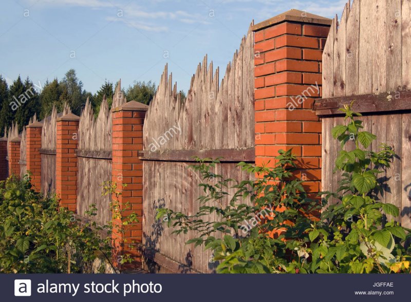 Дачный участок с глухим забором
