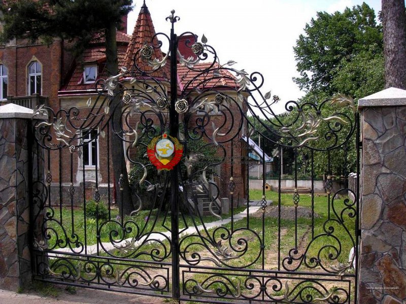 Забор в готическом стиле